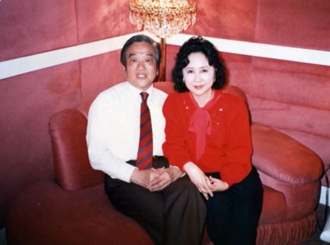 姻细节：送牛肉干挂大红窗帘、写情诗挑衅尊龙凯时app网站林婉珍公开琼瑶介入婚(图1)