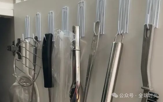 明了一年省下几百元看完赶紧试一试尊龙凯时窗帘挂钩放在厨房真是太聪(图3)